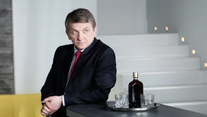 Dariusz Kowalski jako Janusz Tracz w serialu "Plebania" 