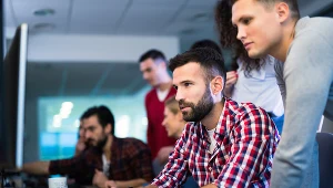 Brakuje 50 tys. specjalistów. Branża IT kusi wysokimi zarobkami