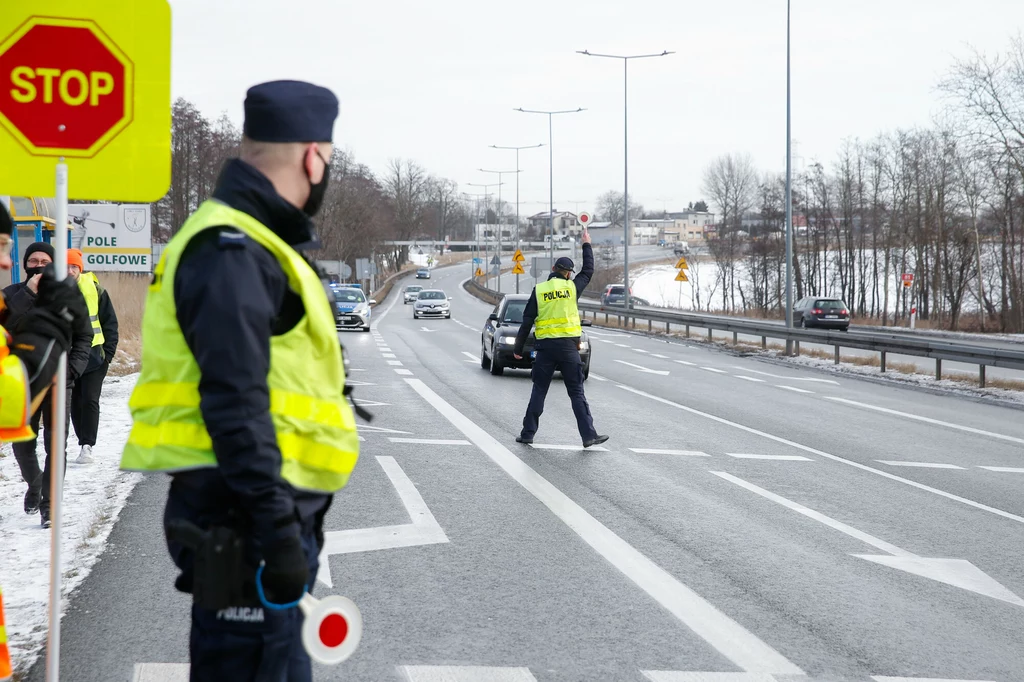 Uciekając omal nie potrącił policjanta, zdj. ilustracyjne