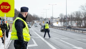 Uciekając omal nie potrącił policjanta, wiózł ciężarną i troje dzieci