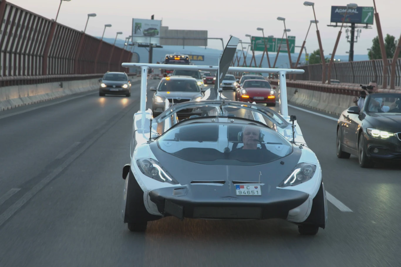 Latający samochód AirCar z silnikiem BMW