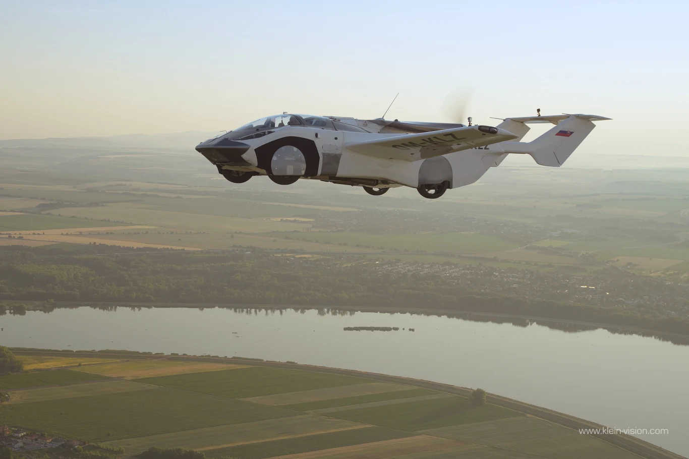 Latający samochód AirCar z silnikiem BMW