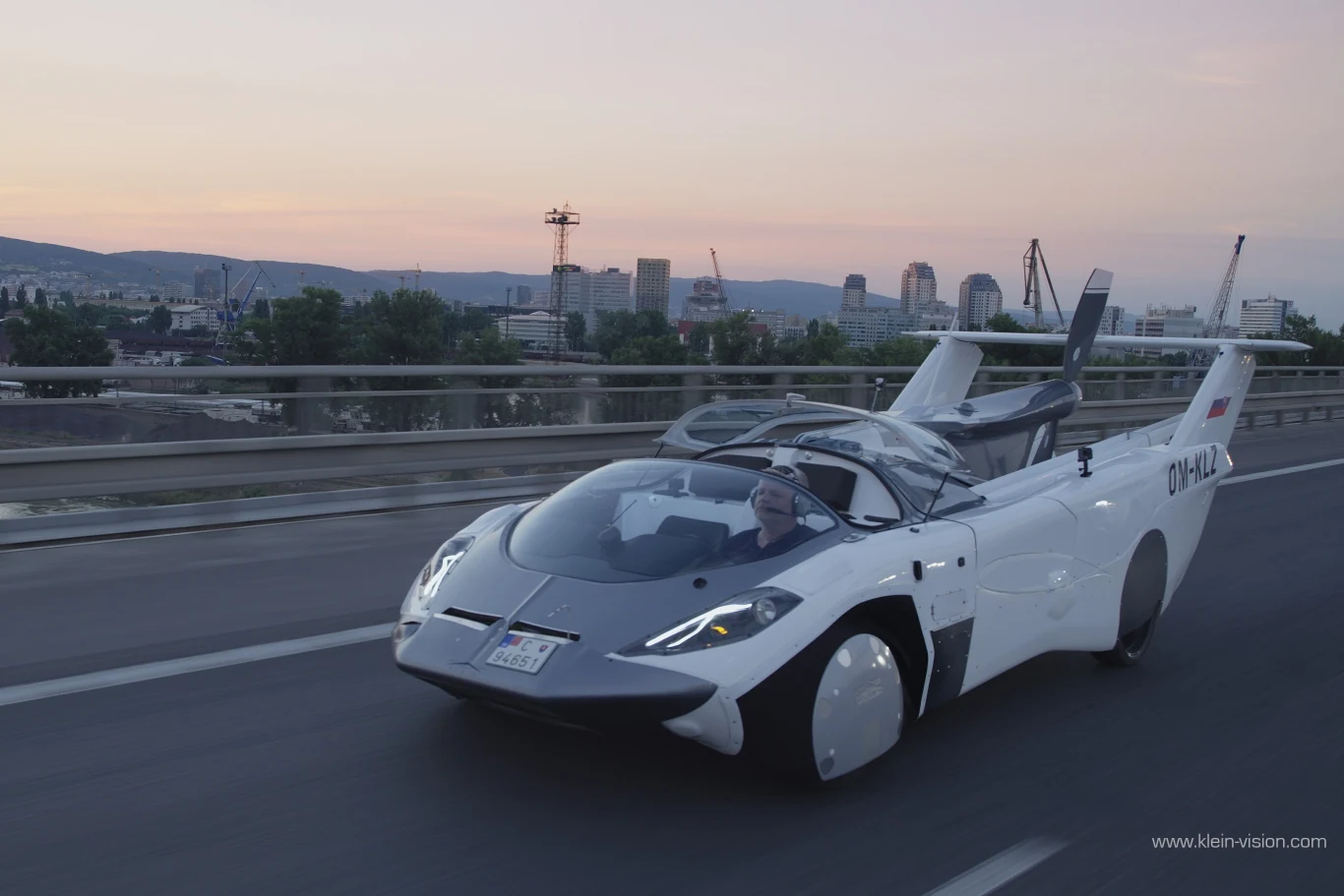 Latający samochód AirCar z silnikiem BMW