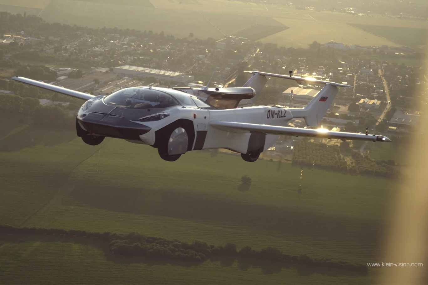 Latający samochód AirCar z silnikiem BMW