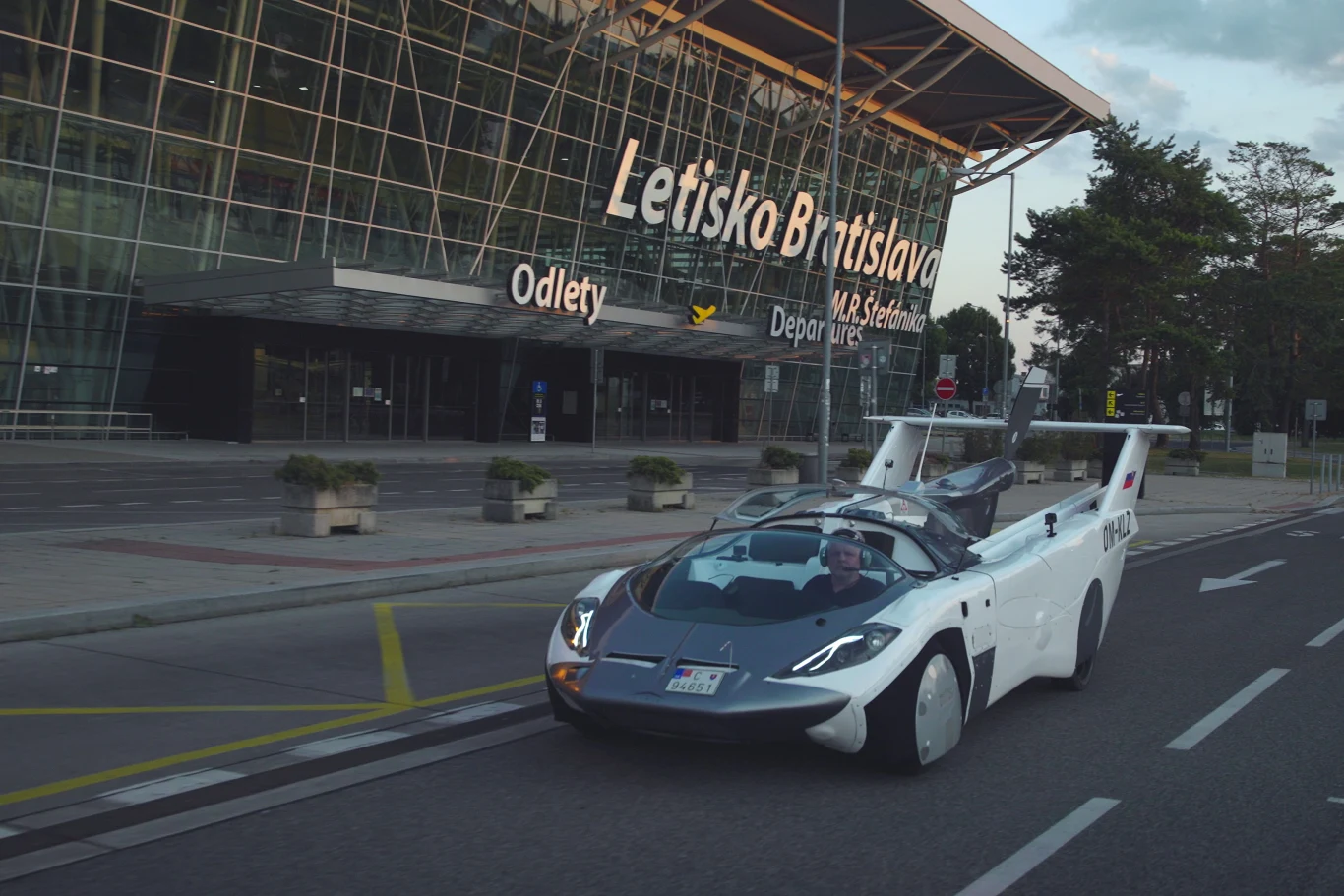 Latający samochód AirCar z silnikiem BMW