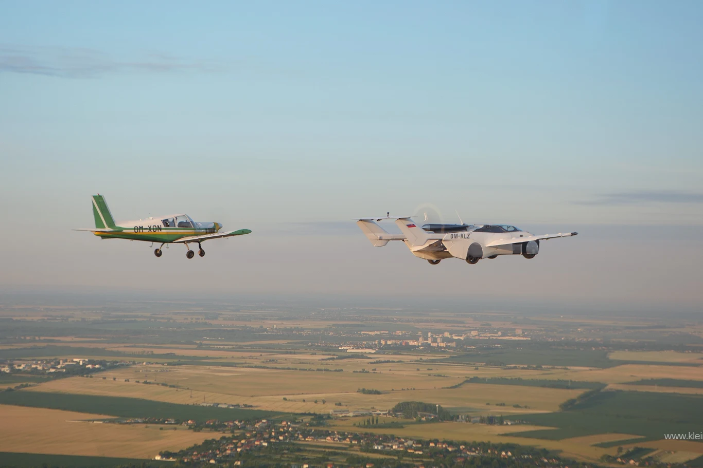 Latający samochód AirCar z silnikiem BMW