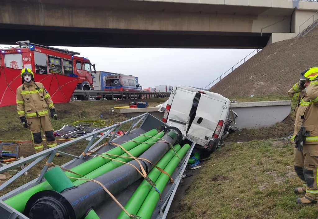 Trzech mężczyzn zginęło w wypadku busa na autostradzie A4 na 245. kilometrze trasy w Dąbrówce Górnej (Opolskie)