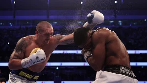 Ołeksandr Usyk w walce z Anthonym Joshuą