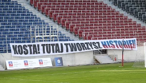 Kibice z przesłaniem do trenera. Oczekiwanie wciąż trwa 