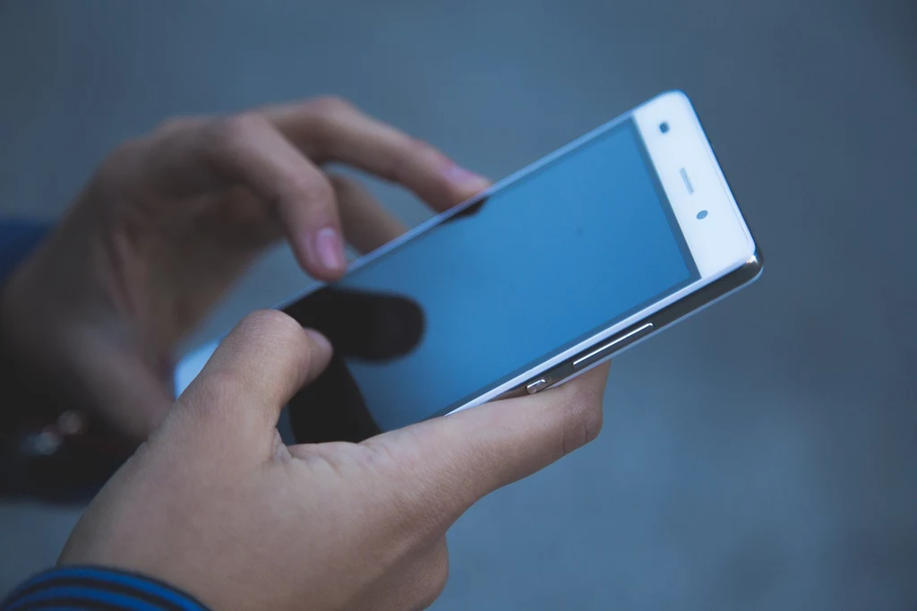 obrana od pacjenta niewielka próbka śliny jest zbierana i analizowana przez aplikację na smartfona za pomocą wbudowanej w telefon kamery i zestawu diagnostycznego. obrana od pacjenta niewielka próbka śliny jest zbierana i analizowana przez aplikację na smartfona za pomocą wbudowanej w telefon kamery i zestawu diagnostycznego.