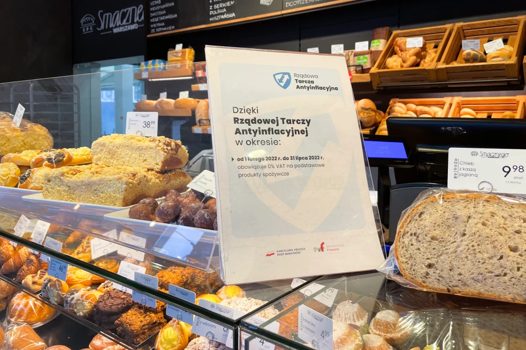 W sklepach pojawiły się specjalne plansze informujące o obniżce VAT