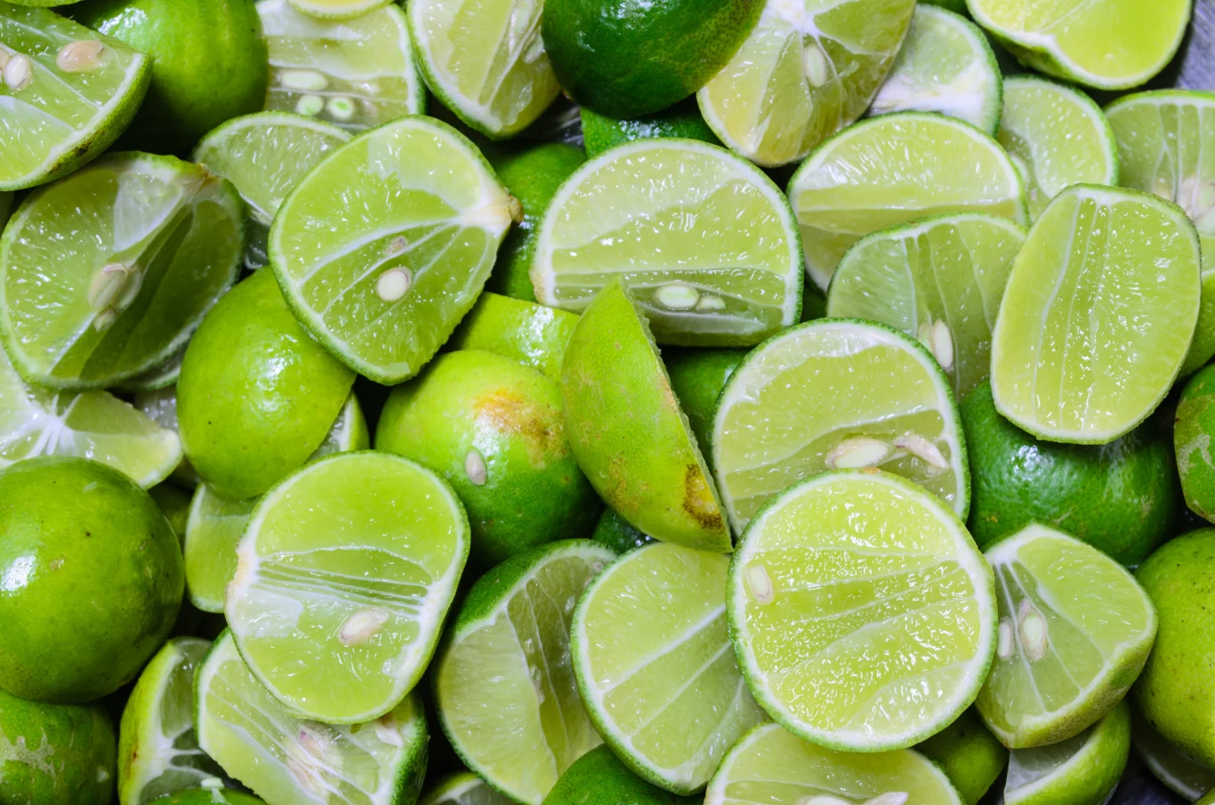 Woda z limonką pomaga oczyścić organizm.