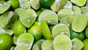 Limonka, choć równie kwaśna, ma zupełnie inny aromat niż cytryna