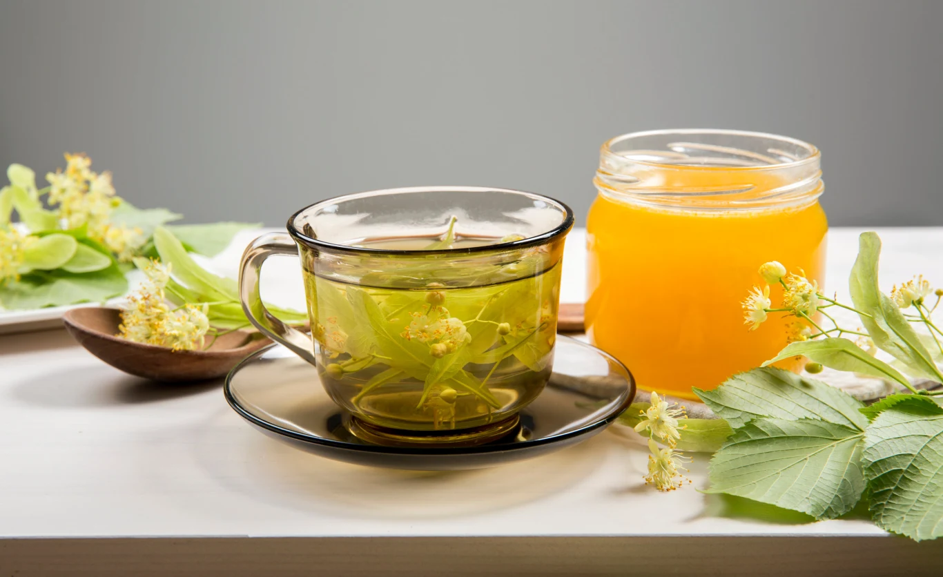 Napar z liści lipy lub czarnego bzu ma działanie napotne, wspomaga walkę z gorączką Napar z liści lipy lub czarnego bzu ma działanie napotne, wspomaga walkę z gorączką