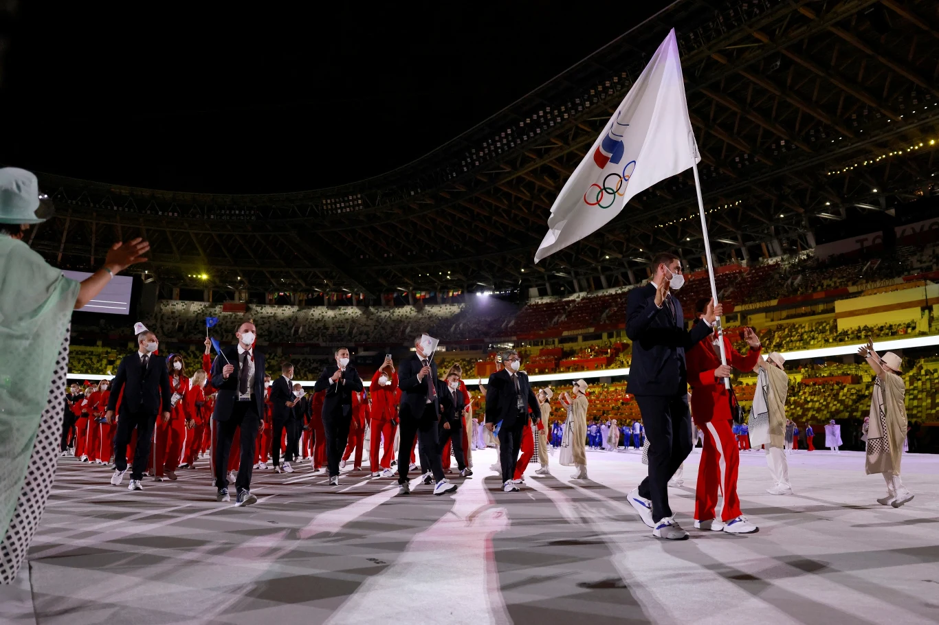 Sofia Wielikaja z flagą Rosji podczas igrzysk olimpijskich