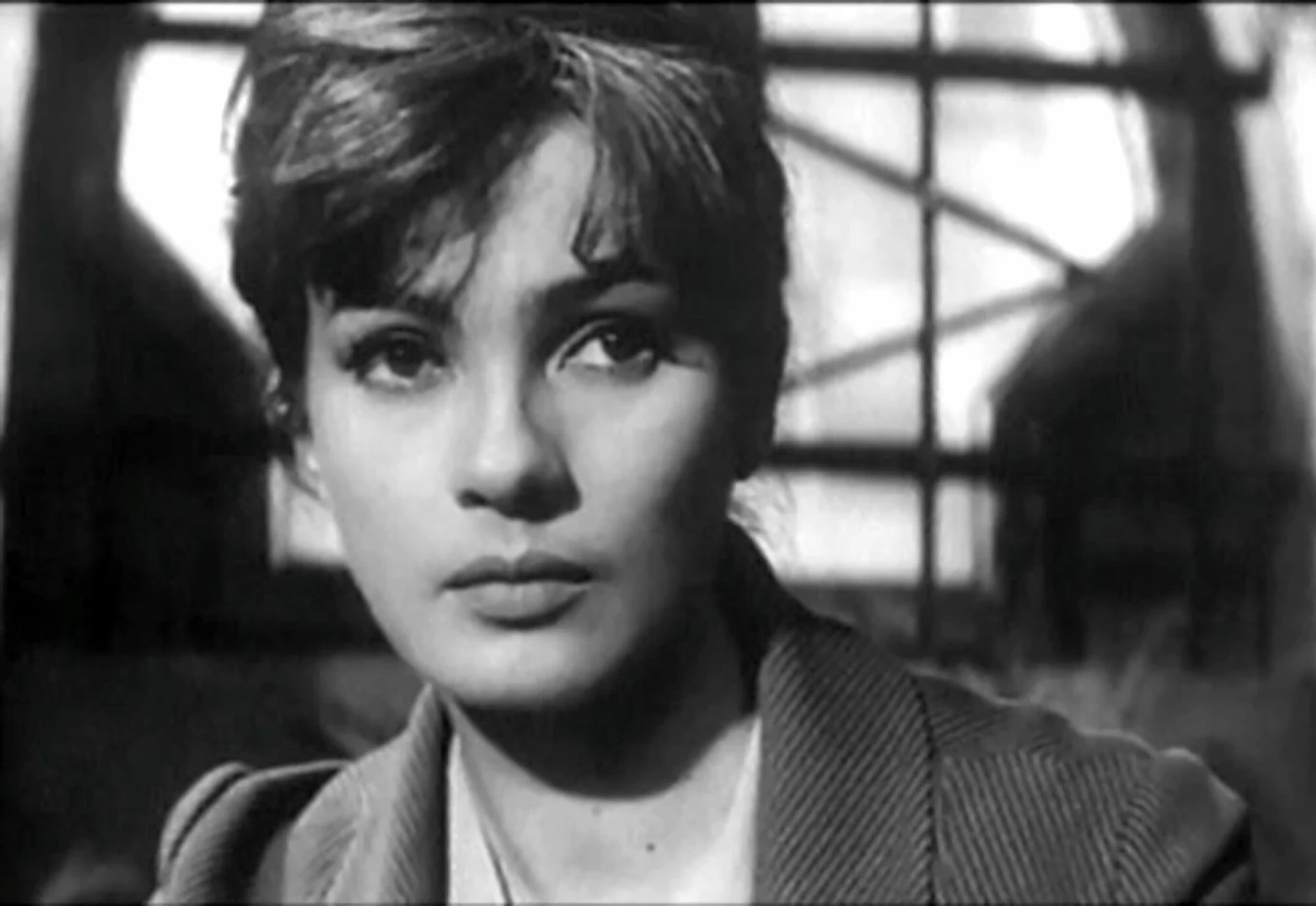 Ewa Krzyżewska w filmie "Powrót na ziemię" (1967) Ewa Krzyżewska w filmie "Powrót na ziemię" (1967)