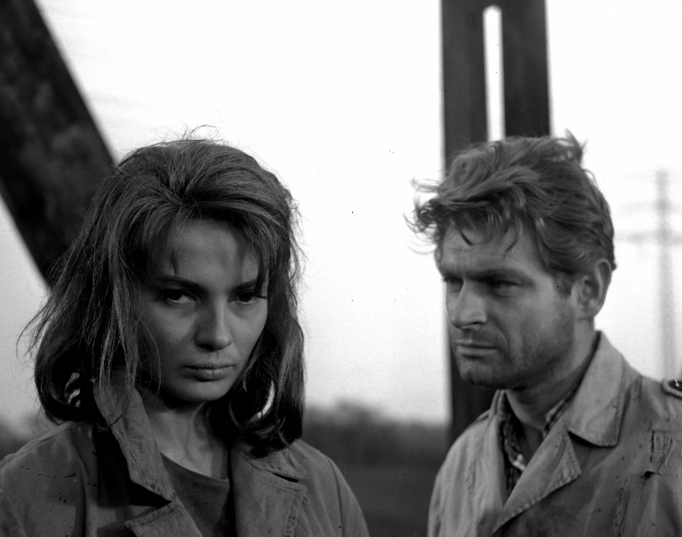 Ewa Krzyżewska i Stanisław Mikulski w filmie "Powrót na ziemię" (1967) Ewa Krzyżewska i Stanisław Mikulski w filmie "Powrót na ziemię" (1967)