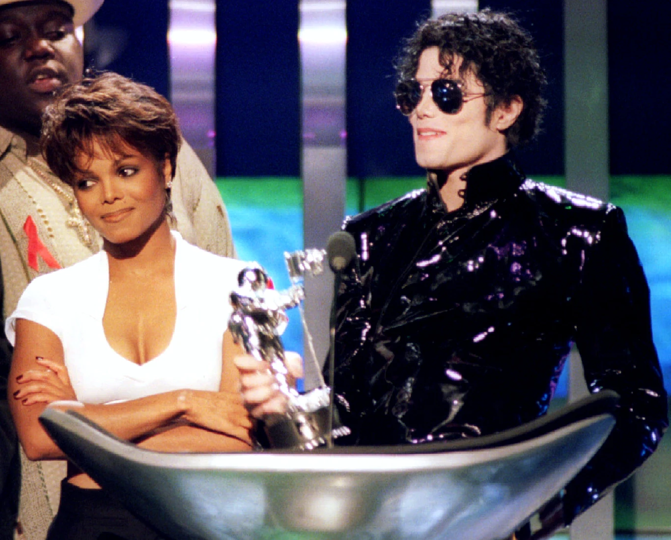 Janet Jackson i Michael Jackson  odbierają nagrodę MTV VMA za klip "Scream"