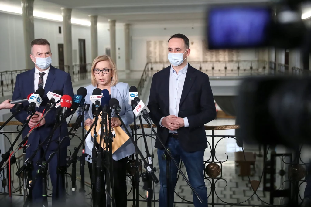 Posłanka Polski 2050 Paulina Hennig-Kloska, poseł Lewicy Dariusz Wieczorek) oraz poseł Koalicji Polskiej Dariusz Klimczak podczas konferencji prasowej w Sejmie Posłanka Polski 2050 Paulina Hennig-Kloska, poseł Lewicy Dariusz Wieczorek) oraz poseł Koalicji Polskiej Dariusz Klimczak podczas konferencji prasowej w Sejmie