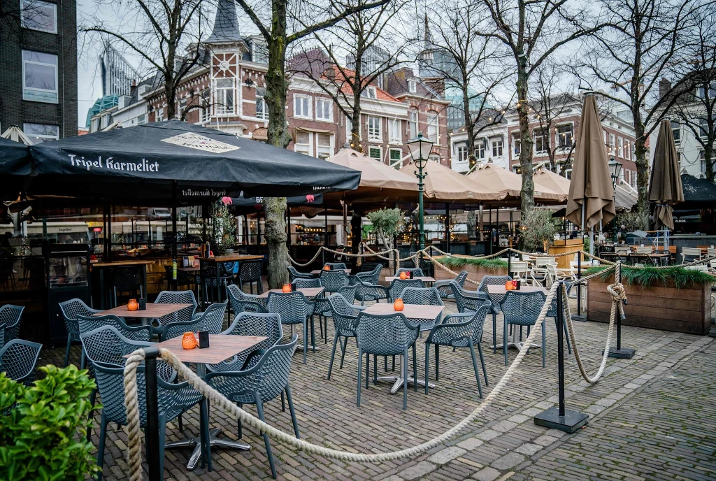 Inflacja w Holandii wyniosła w styczniu 7,6 proc. - najwięcej od 40 lat. nz. pusta restauracja w Hadze