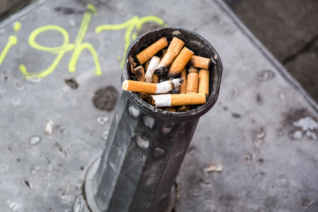 Niedopałki papierosów to jedne z najpowszechniejszych śmieci wyrzucanych na ulice