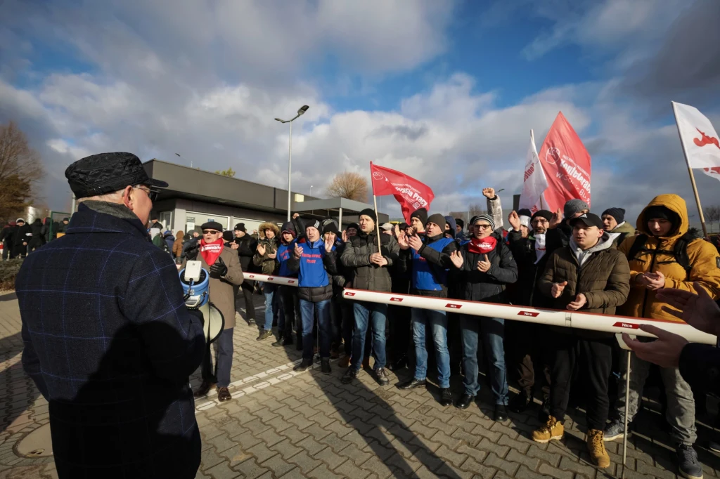Strajkujący pracownicy firmy Solaris Bus & Coch