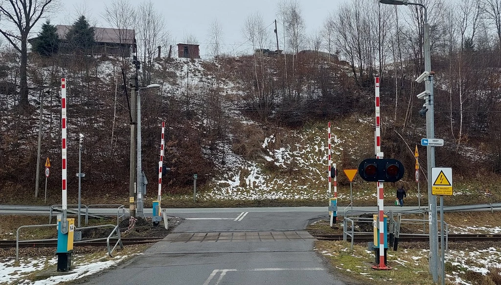 Każdego roku w Polsce dochodzi do około 200 wypadków i kolizji na przejazdach kolejowo-drogowych. 