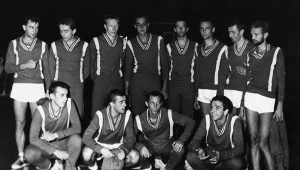 Drużyna z mistrzostw Europy 1963, trzeci od lewej w górnym rzędzie Stanisław Olejniczak