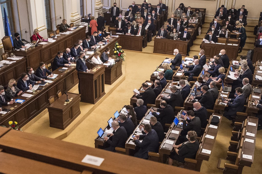 Posłowie w czeskim parlamencie, przy mównicy premier Petr Fiala, zdjęcie ilustracyjne Posłowie w czeskim parlamencie, przy mównicy premier Petr Fiala, zdjęcie ilustracyjne