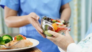 W diecie osoby chorej na raka nie może zabraknąć niezbędnych składników odżywczych. Po jakie produkty chory powinien sięgać, a jakich unikać?