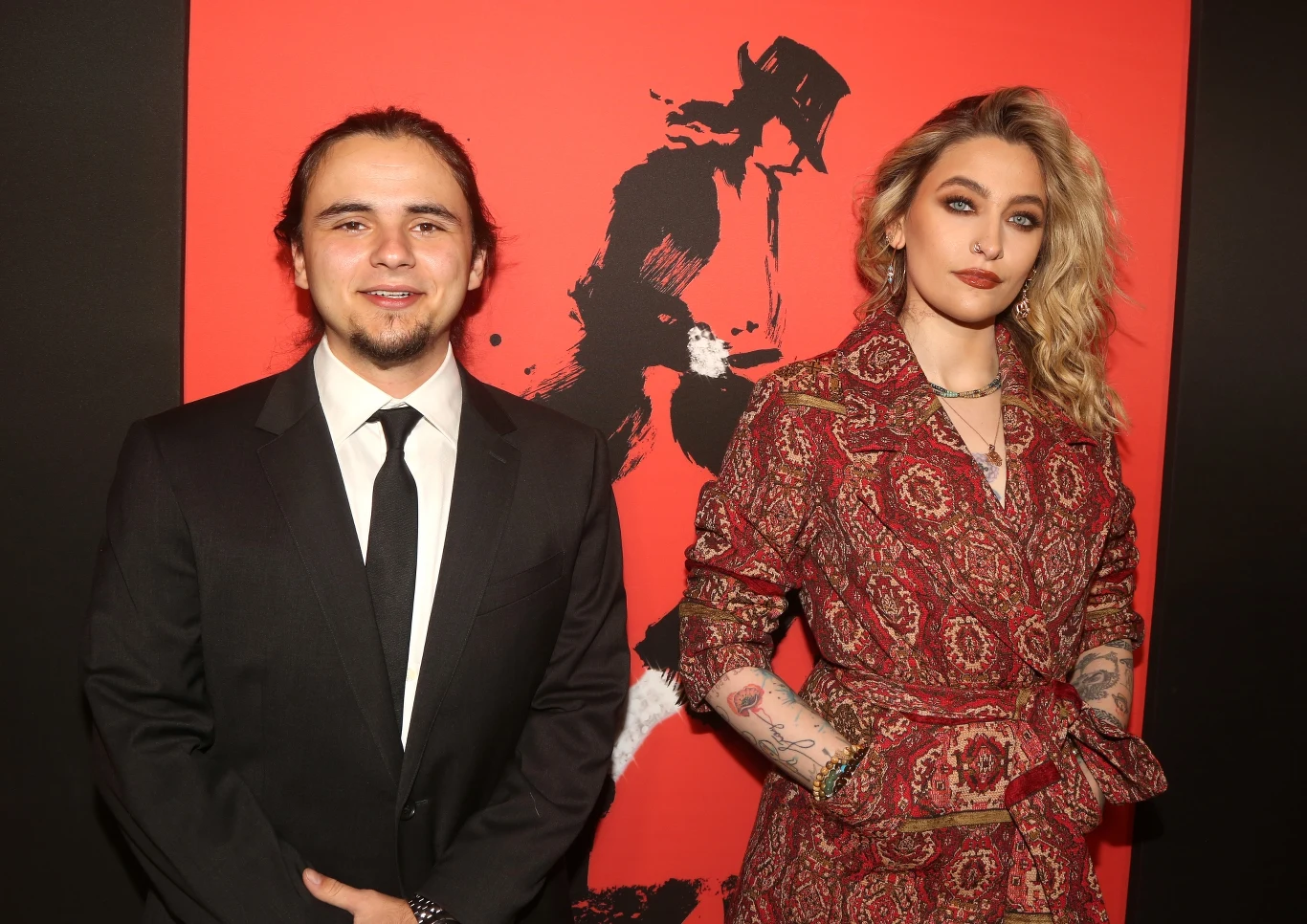 Niełatwy dla rodzeństwa był czas opublikowania przez HBO filmu "Leaving Neverland". Michael Jackson jest w nim oskarżany o nadużycia seksualne wobec nieletnich. Krótko po premierze filmu rodzina muzyka wydała oświadczenie w tej sprawie. "Jesteśmy oburzeni, że media - bez cienia fizycznego dowodu - uwierzyły w słowa dwóch kłamców, ignorując opinię setki rodzin i przyjaciół z całego świata, które spędziły czas z Michaelem, doświadczając jego legendarnej serdeczności. Ludzie zawsze atakowali Michaela. Był łatwym celem, bo się wyróżniał. Ale był też obiektem szczegółowego śledztwa, w wyniku którego uznano go za niewinnego. Twórcy filmu nie byli zainteresowani prawdą, nie rozmawiali z osobami znającymi Michaela - z wyjątkiem dwóch krzywoprzysięzców i ich rodzin" - czytamy w oświadczeniu rodziny Jacksona.