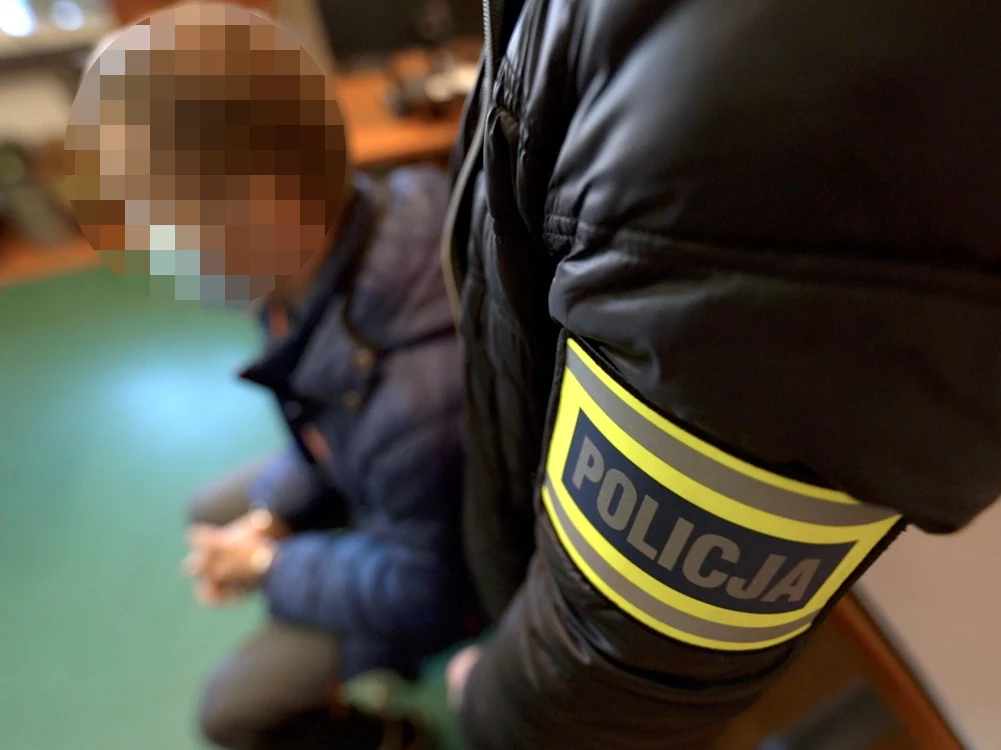 Wśród aresztowanych jest 17-letni wnuk ofiary, który odpowie za handel narkotykami. Wśród aresztowanych jest 17-letni wnuk ofiary, który odpowie za handel narkotykami.
