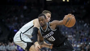 Harrison Barnes omija Blake'a Griffina w trakcie meczu Sacramento Kings z Brooklyn Nets