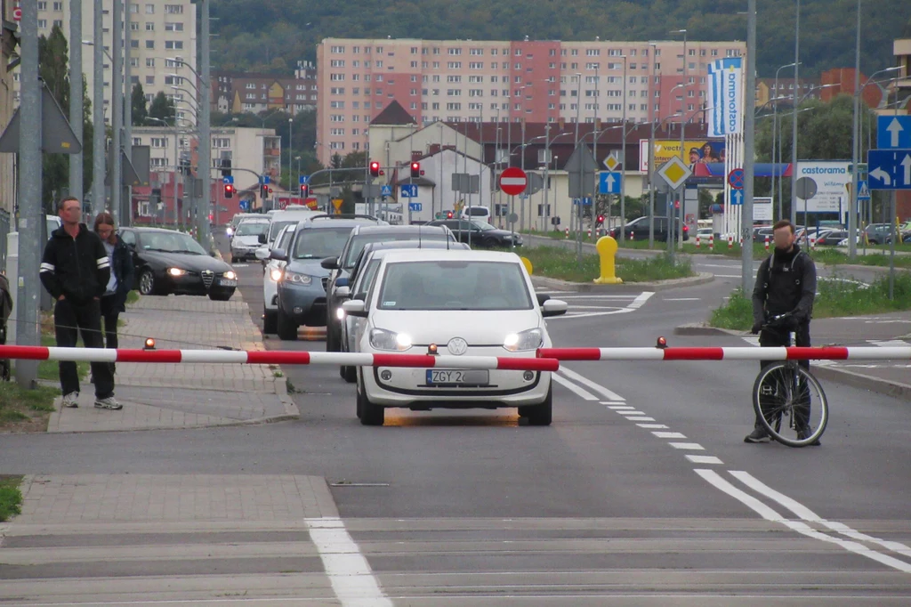 Przejście pod zaporami oznacza mandat 2 tys. zł. Przejście obok to już tylko 50 zł mandatu...