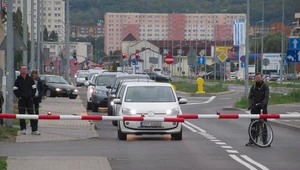 Przejście pod zaporami oznacza mandat 2 tys. zł. Przejście obok to już tylko 50 zł mandatu...