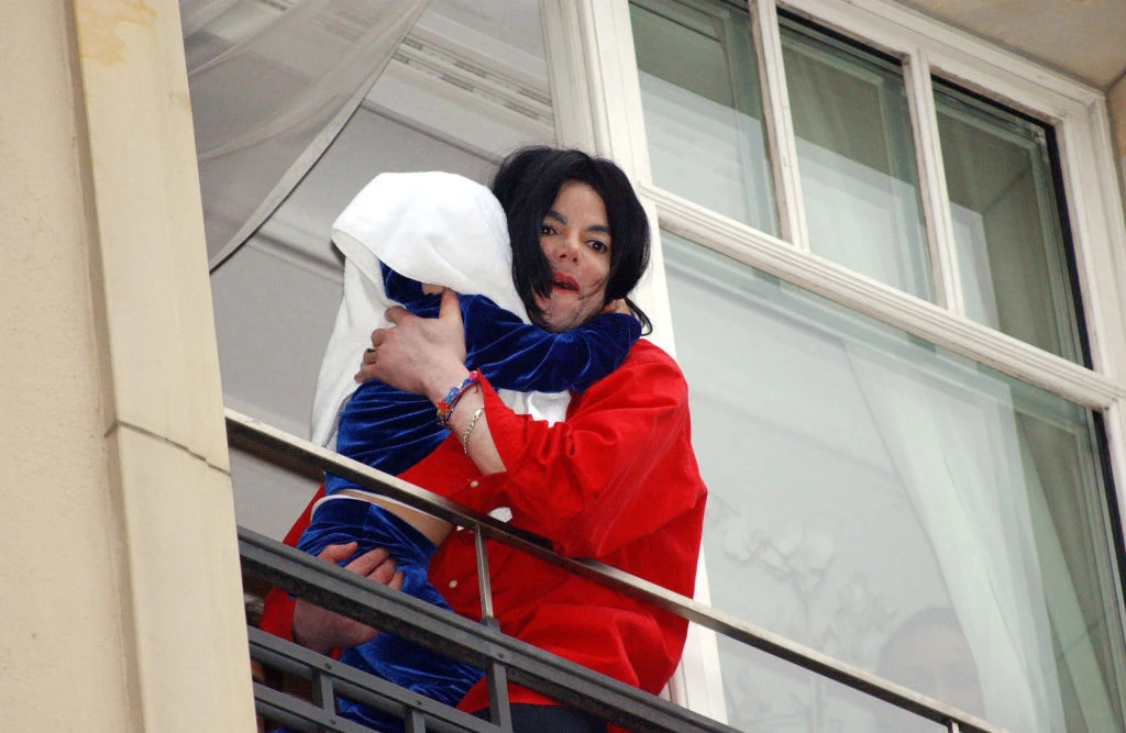Gdy Michael Jackson wystawił za okno swojego dziewięciomiesięcznego synka, cały świat zamarł. Dziś Bigi "Blanket" Jackosn ma 19 lat