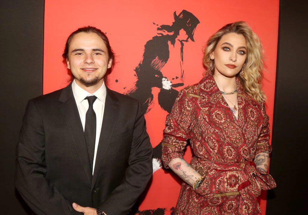 Prince Jackson i Paris Jackson podczas premiery spektaklu „MJ: The Musical”