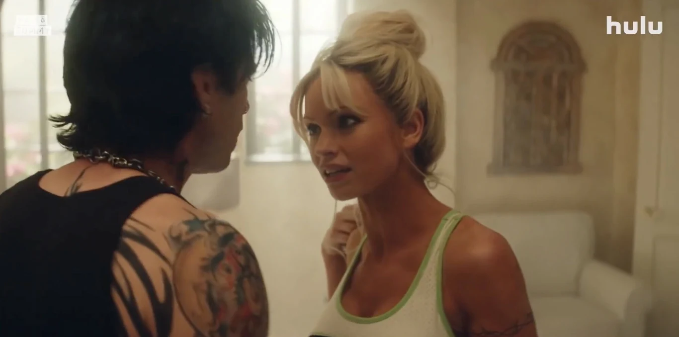 W rolę Pam wcieliła się Lily James, a jej byłego męża, Tommy'ego zagrał Sebastian Stan W rolę Pam wcieliła się Lily James, a jej byłego męża, Tommy'ego zagrał Sebastian Stan