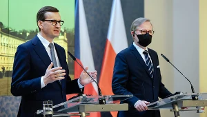Premierzy Polski Mateusz Morawiecki (L) oraz Republiki Czeskiej Petr Fiala (P) podczas konferencji prasowej w Pradze