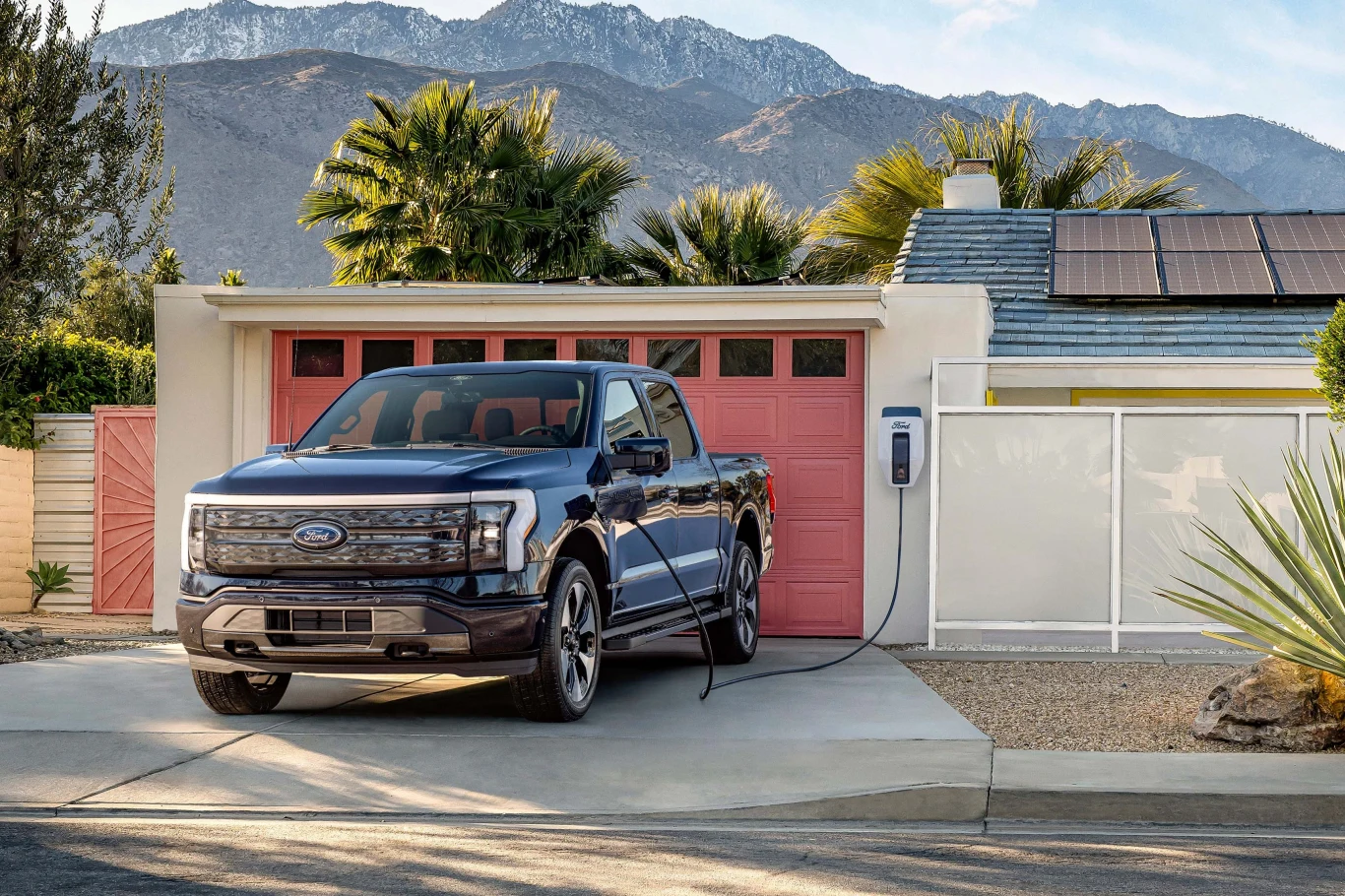 Elektryczny Ford F-150 Lightning z baterią 131 kWh potrafi zasilić przeciętny amerykański dom przez 3 dni Elektryczny Ford F-150 Lightning z baterią 131 kWh potrafi zasilić przeciętny amerykański dom przez 3 dni