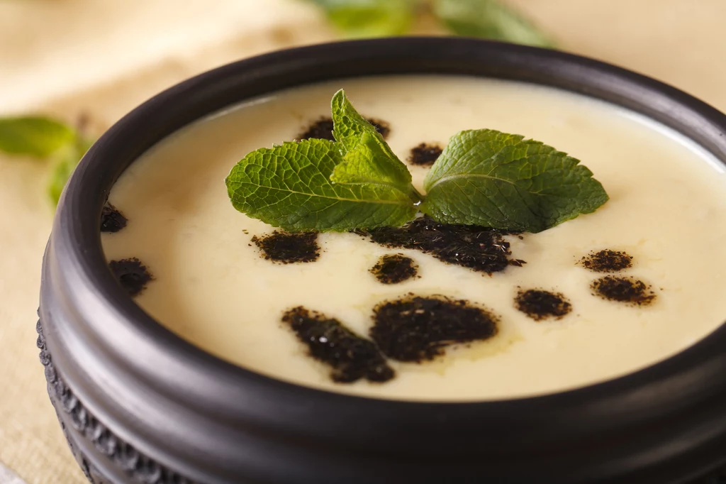 Yayla çorbasi: jogurtowa zupa z miętą 