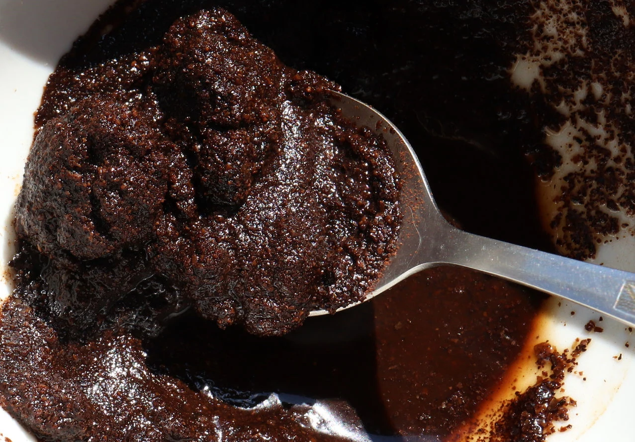 Fusy z kawy mogą posłużyć jako nawóz. Dzięki nim piwonie będą bujnie kwitnąć. 