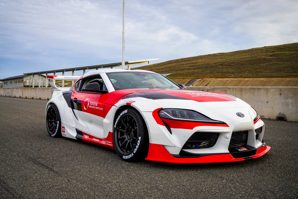 Przygotowana przez zespół TRI autonomicznie driftująca Toyota Supra na torze Thunderhill Raceway