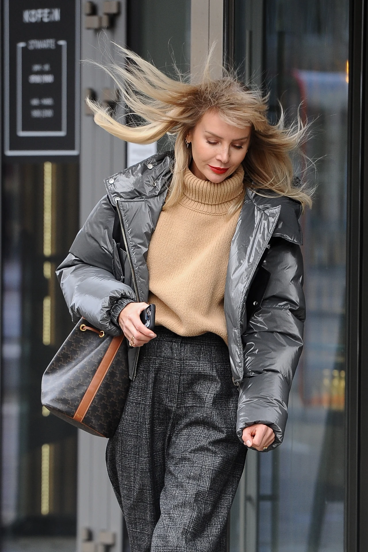 Agnieszka Woźniak-Starak zimą stawia na klasyczną elegancję w stonowanych kolorach