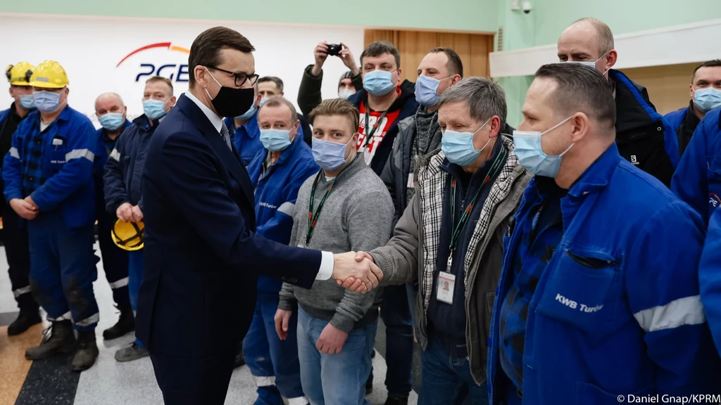 Premier Morawiecki w trakcie spotkania z pracownikami elektrowni i kopalni Turów Premier Morawiecki w trakcie spotkania z pracownikami elektrowni i kopalni Turów