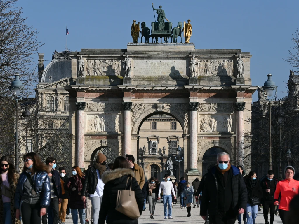 We Francji nie trzeba już nosić maski na ulicy