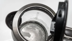 Skutecznie usuniesz kamień z czajnika. Zapomnij o kwasku cytrynowym czy occie 