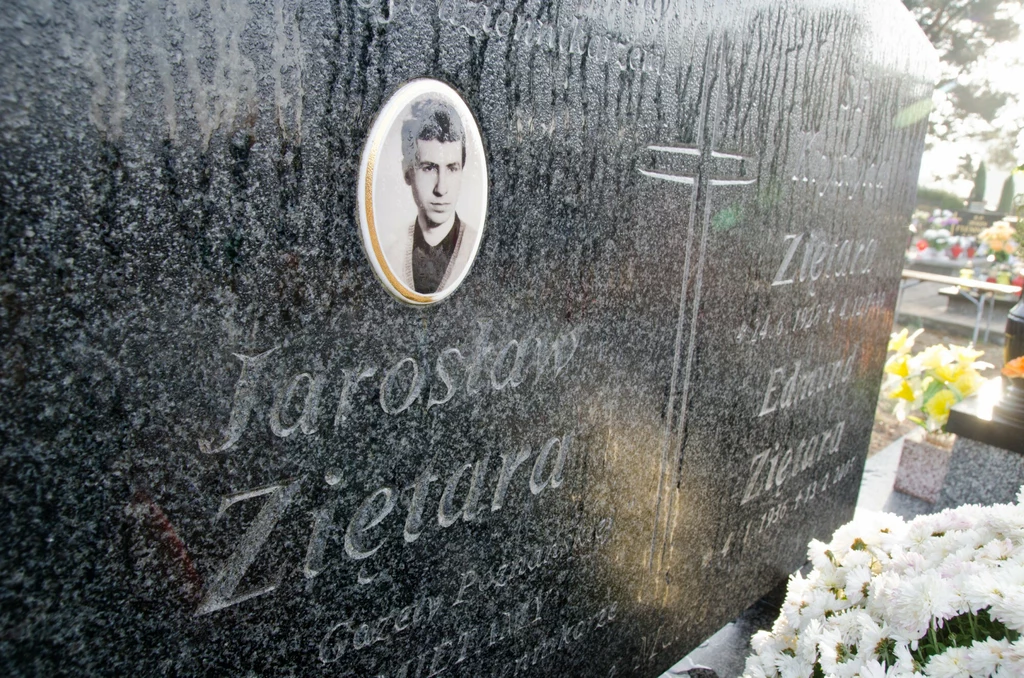 Symboliczny grób Jarosława Ziętary w Bydgoszczy
