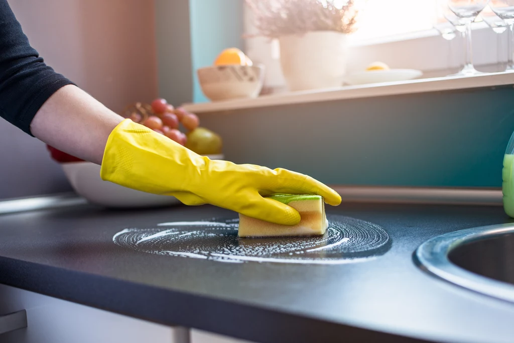 Najłatwiejszym sposobem na uniknięcie nieprzyjemnych zapachów w kuchni jest jej systematyczne sprzątanie