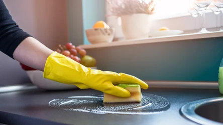 Domowy środek, dzięki któremu pozbędziesz się trudnych zabrudzeń. Przygotujesz go z octu i kawy. 